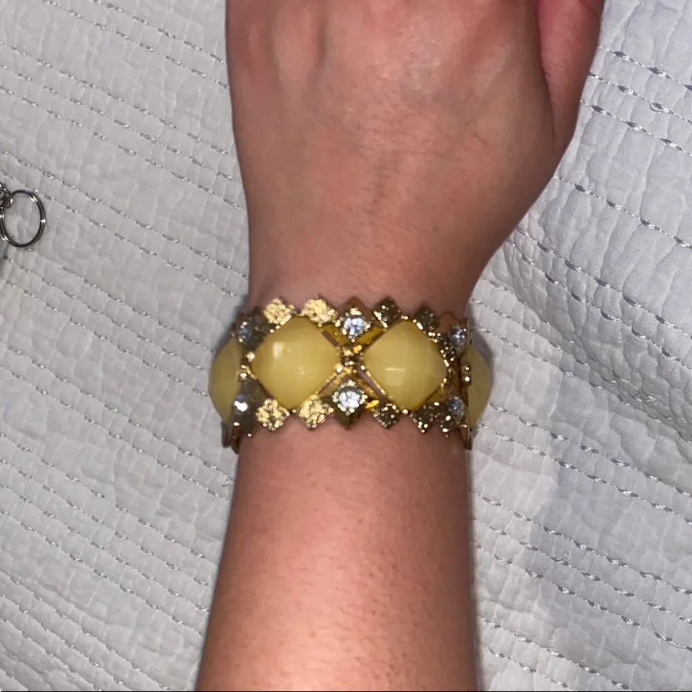 Elegant Gold and Cream Women's bracelet - Picture 4 of 4